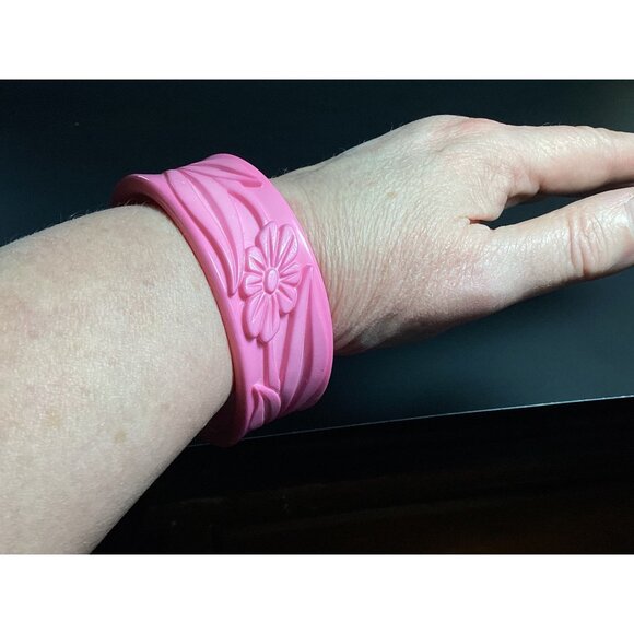 1960s Wide Pink Flower Power Lucite Bangle Bracelet Carved Style - Picture 2 of 7